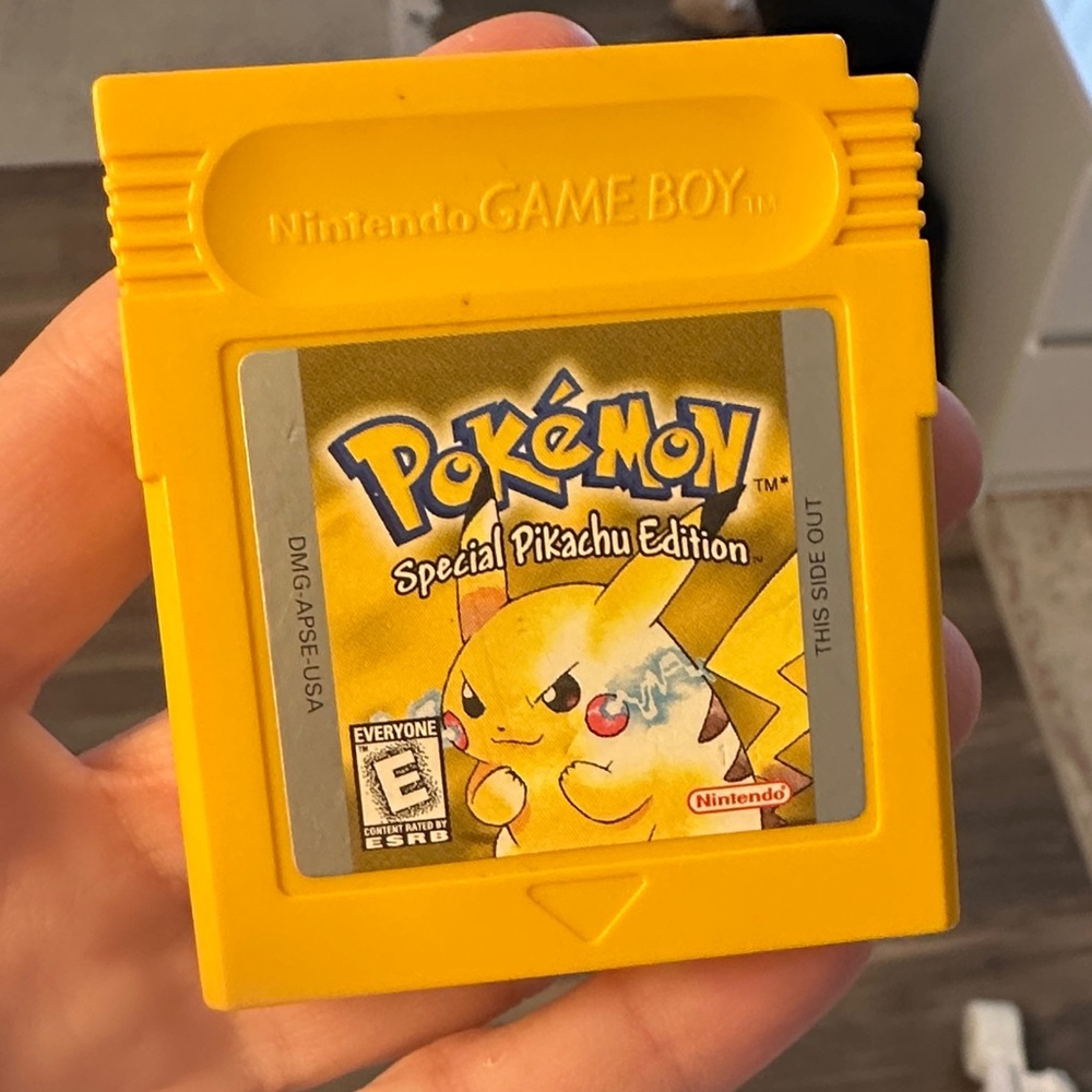 Nintendo Game Boy Pokémon Pikachu Edition - Bright Yellow